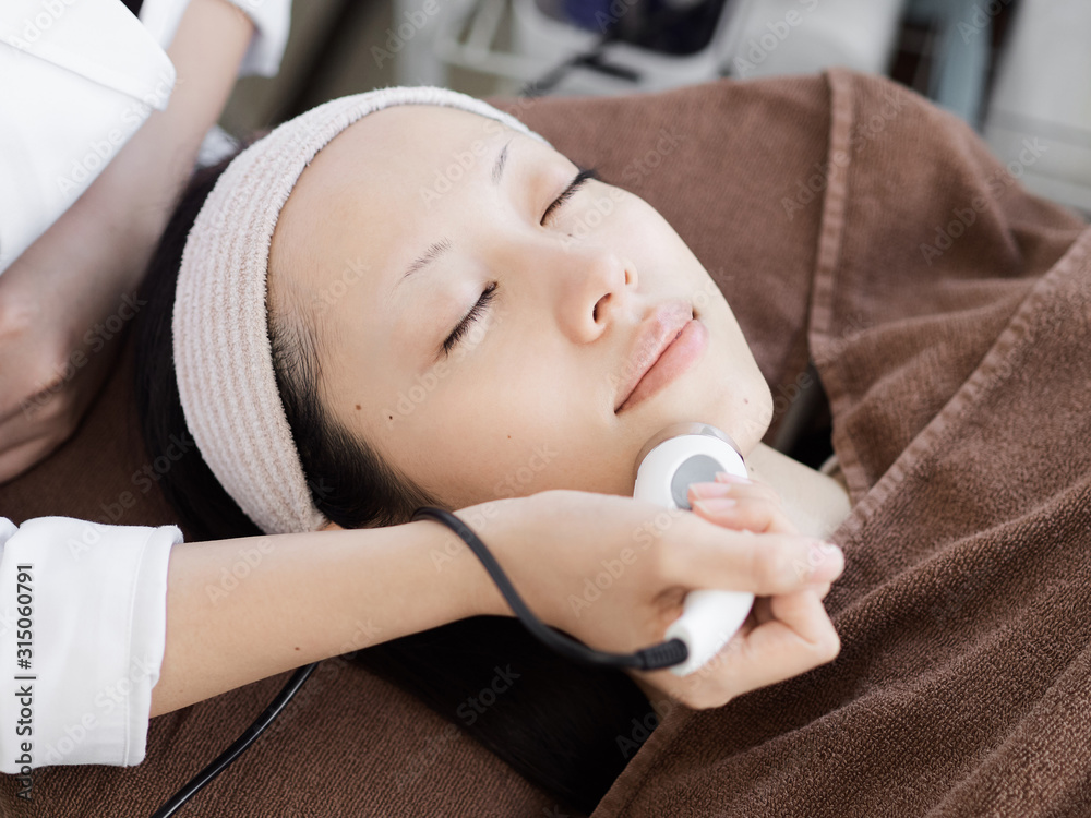 ハイドラフェイシャルを受ける女性